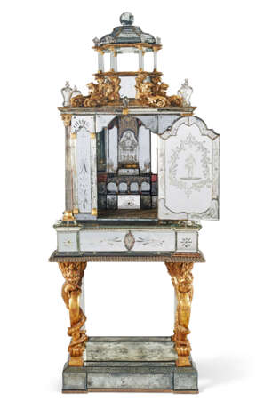 A GERMAN ENGRAVED GLASS AND PARCEL-GILT CABINET-ON-STAND - фото 2