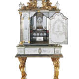 A GERMAN ENGRAVED GLASS AND PARCEL-GILT CABINET-ON-STAND - Foto 2