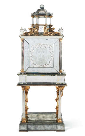 A GERMAN ENGRAVED GLASS AND PARCEL-GILT CABINET-ON-STAND - фото 3