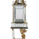 A GERMAN ENGRAVED GLASS AND PARCEL-GILT CABINET-ON-STAND - Foto 4
