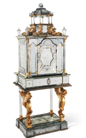 A GERMAN ENGRAVED GLASS AND PARCEL-GILT CABINET-ON-STAND - Foto 6