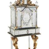 A GERMAN ENGRAVED GLASS AND PARCEL-GILT CABINET-ON-STAND - фото 6