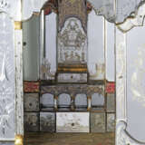 A GERMAN ENGRAVED GLASS AND PARCEL-GILT CABINET-ON-STAND - Foto 7