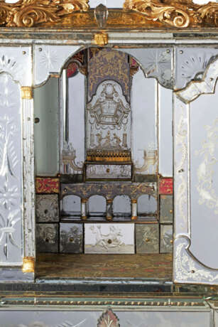 A GERMAN ENGRAVED GLASS AND PARCEL-GILT CABINET-ON-STAND - фото 7