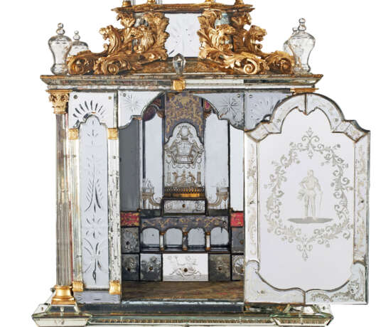 A GERMAN ENGRAVED GLASS AND PARCEL-GILT CABINET-ON-STAND - Foto 8