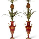 A PAIR OF CHARLES X RED, GILT AND POLYCHROME-DECORATED TOLE-PEINTE OIL LAMPS - Foto 1