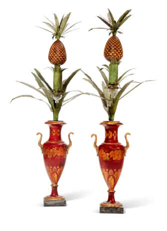 A PAIR OF CHARLES X RED, GILT AND POLYCHROME-DECORATED TOLE-PEINTE OIL LAMPS - Foto 3
