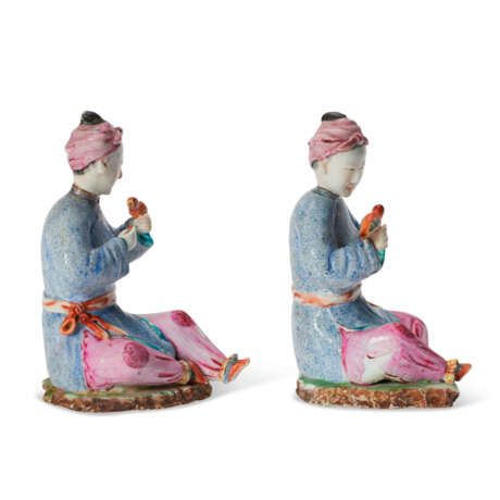 A PAIR OF CHINESE EXPORT PORCELAIN FAMILLE ROSE FIGURES OF SEATED LADIES - Foto 2