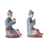 A PAIR OF CHINESE EXPORT PORCELAIN FAMILLE ROSE FIGURES OF SEATED LADIES - фото 3