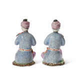 A PAIR OF CHINESE EXPORT PORCELAIN FAMILLE ROSE FIGURES OF SEATED LADIES - Foto 4