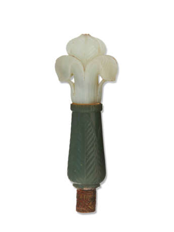 A CARVED JADE FLY-WHISK HANDLE - photo 2