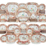 A CHINESE EXPORT PORCELAIN FAMILLE ROSE AND `FAUX MARBRE` PART DINNER SERVICE - photo 1