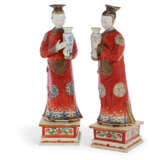 A PAIR OF CHINESE EXPORT PORCELAIN NODDING HEAD LADIES - photo 1
