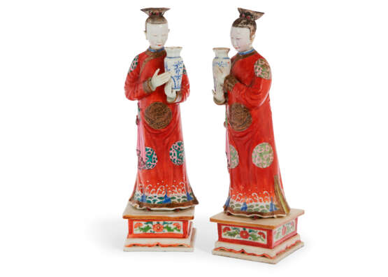 A PAIR OF CHINESE EXPORT PORCELAIN NODDING HEAD LADIES - фото 1
