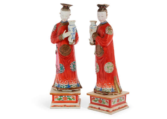 A PAIR OF CHINESE EXPORT PORCELAIN NODDING HEAD LADIES - Foto 2