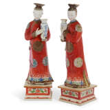 A PAIR OF CHINESE EXPORT PORCELAIN NODDING HEAD LADIES - photo 3