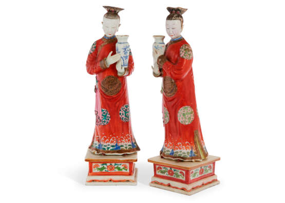 A PAIR OF CHINESE EXPORT PORCELAIN NODDING HEAD LADIES - фото 3
