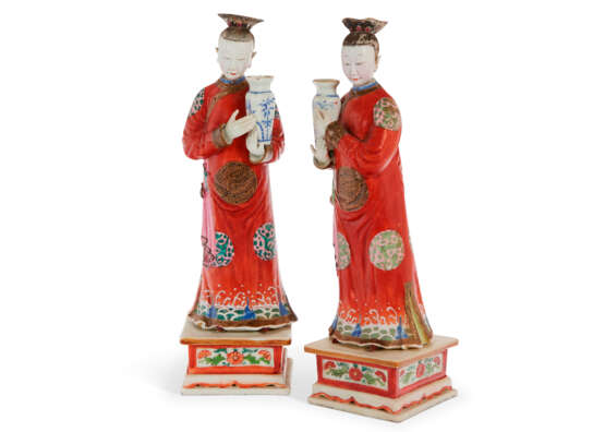 A PAIR OF CHINESE EXPORT PORCELAIN NODDING HEAD LADIES - фото 4