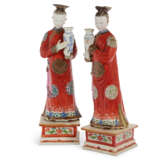 A PAIR OF CHINESE EXPORT PORCELAIN NODDING HEAD LADIES - фото 5
