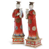 A PAIR OF CHINESE EXPORT PORCELAIN NODDING HEAD LADIES - фото 6