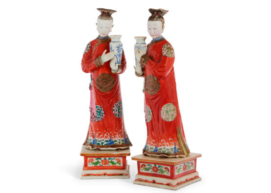 A PAIR OF CHINESE EXPORT PORCELAIN NODDING HEAD LADIES - photo 7