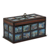 A GEORGE III MAHOGANY AND EBONY TEA CADDY INSET WITH CHINESE EXPORT REVERSE PAINTINGS-ON-GLASS - Foto 2