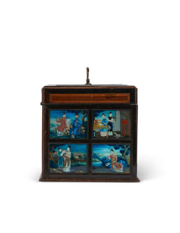 A GEORGE III MAHOGANY AND EBONY TEA CADDY INSET WITH CHINESE EXPORT REVERSE PAINTINGS-ON-GLASS - Foto 3