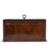 A GEORGE III MAHOGANY AND EBONY TEA CADDY INSET WITH CHINESE EXPORT REVERSE PAINTINGS-ON-GLASS - фото 4