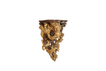 A GEORGE II GRAINED WOOD AND PARCEL-GILT WALL BRACKET