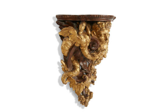 A GEORGE II GRAINED WOOD AND PARCEL-GILT WALL BRACKET - photo 3