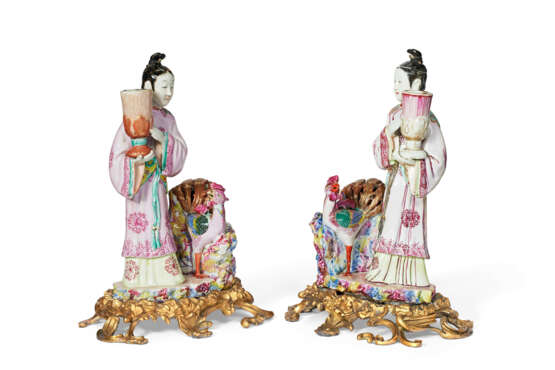 A PAIR OF ORMOLU-MOUNTED CHINESE EXPORT PORCELAIN CANDLESTICKS - Foto 5