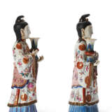 A LARGE PAIR OF CHINESE EXPORT PORCELAIN COURT LADY CANDLEHOLDERS - Foto 2