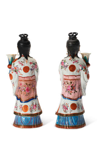 A LARGE PAIR OF CHINESE EXPORT PORCELAIN COURT LADY CANDLEHOLDERS - Foto 3
