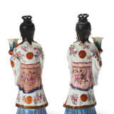 A LARGE PAIR OF CHINESE EXPORT PORCELAIN COURT LADY CANDLEHOLDERS - Foto 3