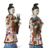 A LARGE PAIR OF CHINESE EXPORT PORCELAIN COURT LADY CANDLEHOLDERS - Foto 4