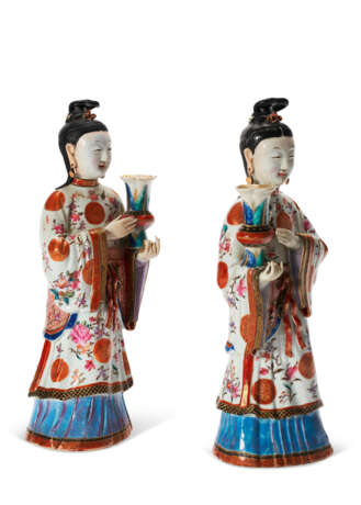 A LARGE PAIR OF CHINESE EXPORT PORCELAIN COURT LADY CANDLEHOLDERS - Foto 4