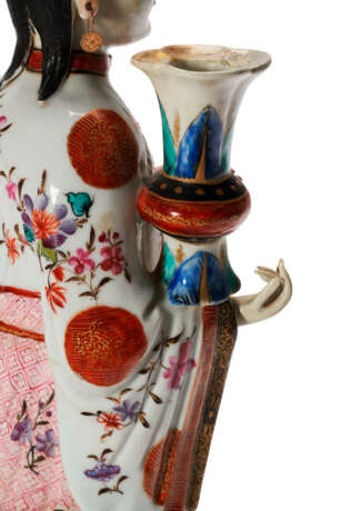 A LARGE PAIR OF CHINESE EXPORT PORCELAIN COURT LADY CANDLEHOLDERS - Foto 6