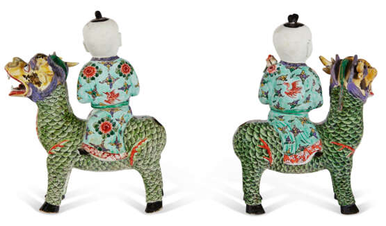 A PAIR OF CHINESE EXPORT PORCELAIN FAMILLE VERTE FIGURES OF BOYS RIDING QILIN - Foto 3