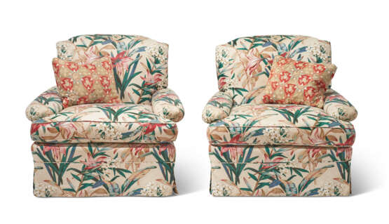 A PAIR OF CHINTZ-UPHOLSTERED CLUB CHAIRS - фото 2