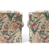 A PAIR OF CHINTZ-UPHOLSTERED CLUB CHAIRS - Foto 3