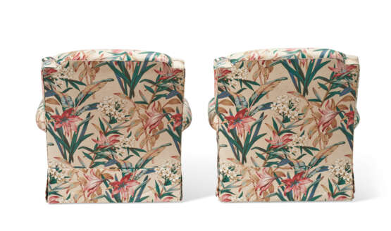 A PAIR OF CHINTZ-UPHOLSTERED CLUB CHAIRS - photo 3