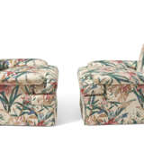 A PAIR OF CHINTZ-UPHOLSTERED CLUB CHAIRS - фото 4
