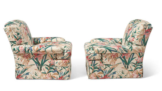 A PAIR OF CHINTZ-UPHOLSTERED CLUB CHAIRS - photo 4
