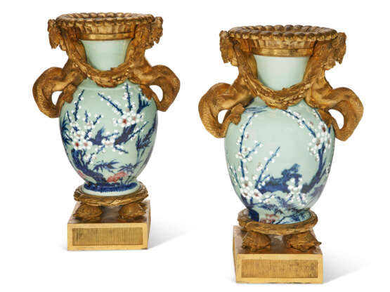 A PAIR OF LOUIS XVI ORMOLU-MOUNTED CHINESE CELADON PORCELAIN VASES - Foto 1