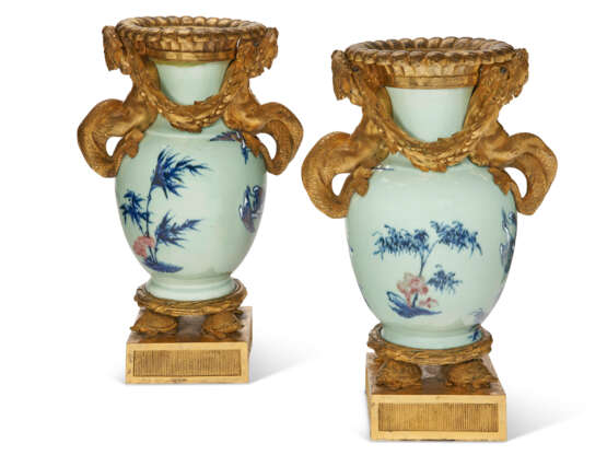 A PAIR OF LOUIS XVI ORMOLU-MOUNTED CHINESE CELADON PORCELAIN VASES - фото 2