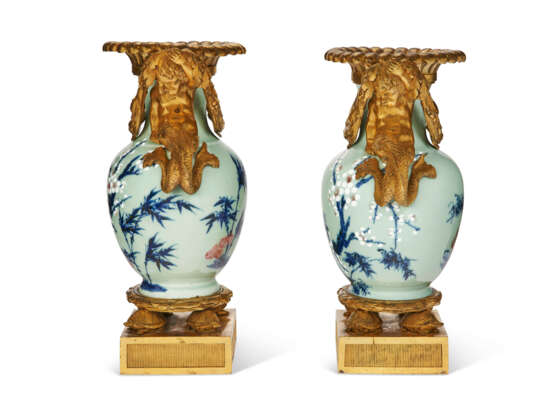 A PAIR OF LOUIS XVI ORMOLU-MOUNTED CHINESE CELADON PORCELAIN VASES - фото 4