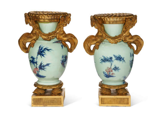 A PAIR OF LOUIS XVI ORMOLU-MOUNTED CHINESE CELADON PORCELAIN VASES - Foto 5