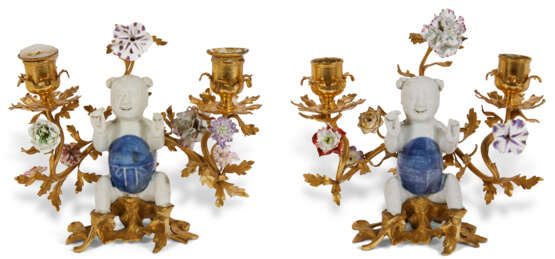 A PAIR OF LOUIS XV ORMOLU-MOUNTED CHINESE AND FRENCH PORCELAIN TWIN-BRANCH CANDELABRA - Foto 2