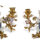 A PAIR OF LOUIS XV ORMOLU-MOUNTED CHINESE AND FRENCH PORCELAIN TWIN-BRANCH CANDELABRA - Foto 2
