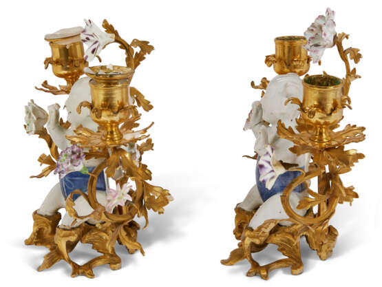 A PAIR OF LOUIS XV ORMOLU-MOUNTED CHINESE AND FRENCH PORCELAIN TWIN-BRANCH CANDELABRA - Foto 3